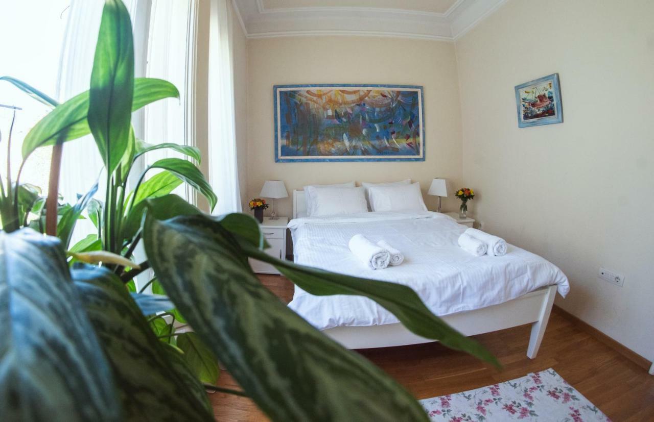 Crown Apartment With Garden View Белград Екстериор снимка